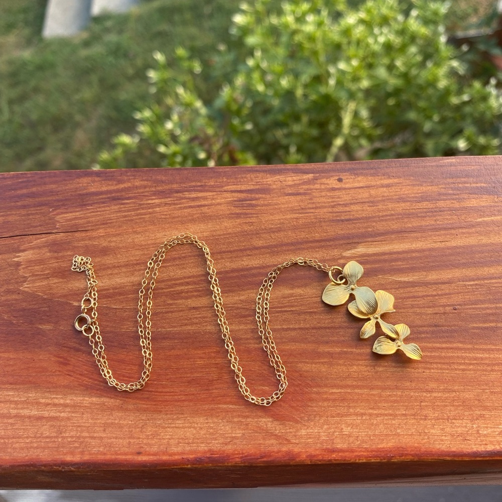 Gold Flower Pendant Necklace